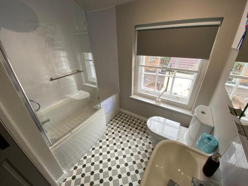 赫里福德Apartment @ Booth Hall的带淋浴、卫生间和盥洗盆的浴室