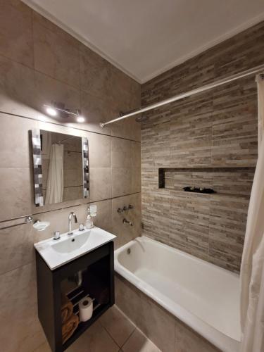 马德普拉塔Departamento 2 ambientes Excelente ubicacion的浴室配有盥洗盆和浴缸。
