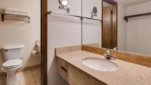 Great Bend安格斯贝斯特维斯特酒店的一间带水槽和卫生间的浴室