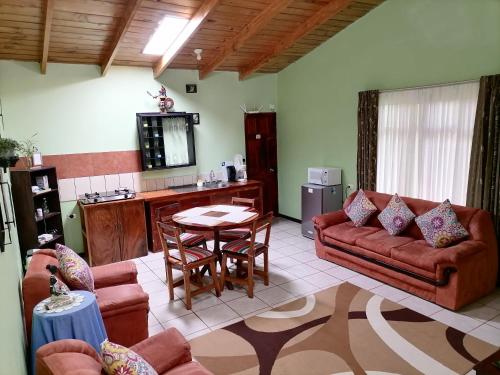 蒙泰韦尔德哥斯达黎加Cassidini House的客厅配有沙发和桌子