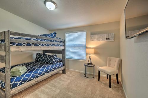 MountainaireBright and Modern Flagstaff Cottage Escape!的一间卧室配有两张双层床和椅子