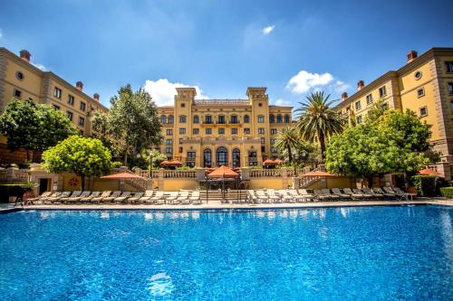 约翰内斯堡Palazzo Hotel的大楼前的大型游泳池