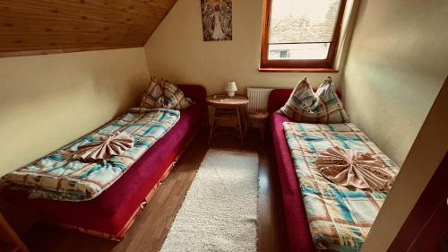 斯祖贝莱克Ubytovanie Taraj的小房间设有两张床和一张桌子