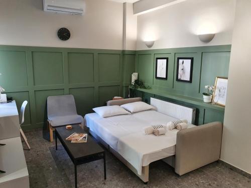 卡尔季察GREEN HOUSE的卧室配有白色的床和椅子