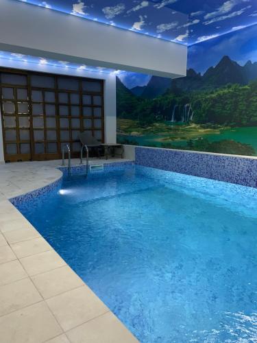 诺维萨德Relax and pool apartments Novi Sad的山景游泳池