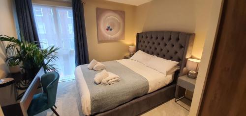 约克Luxury One Bedroom Apartment Within the City Walls的一间卧室配有一张床,上面有两条毛巾