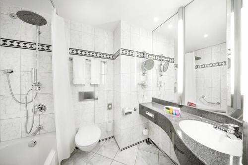 开姆尼茨co56 Hotel Chemnitz的浴室配有卫生间、盥洗盆和淋浴。