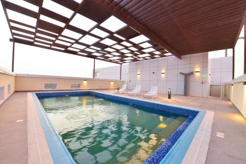 阿布扎比Saray Deluxe Hotel Apartments的一座带天花板的大型游泳池
