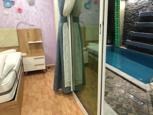丹吉尔Apartment Nazaha for families only的带淋浴和浴缸的浴室