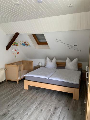 哈尔伯Ferienwohnung Zum Schloß的一间卧室设有一张床和天花板
