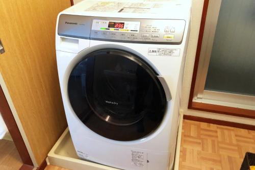 高知Apartment in Kochi-Vacation STAY 63640v的盒子上方的洗衣机