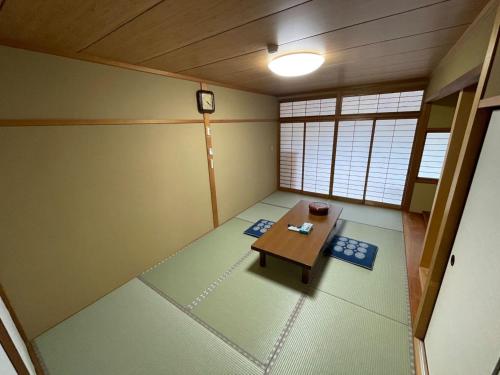 KanayamaIso Tokei - Vacation STAY 61898v的一间房间中间设有一张桌子