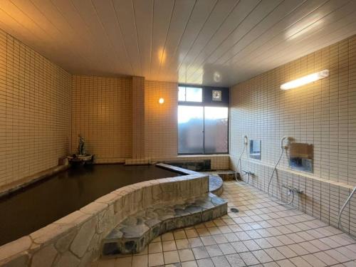 KanayamaIso Tokei - Vacation STAY 61898v的一个大浴室,里面装有水池