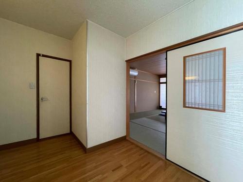 KanayamaIso Tokei - Vacation STAY 61860v的空房间,有门到卧室