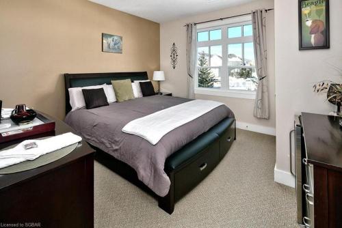 蓝山Great Location, Pool, Blue Mountain 2 BDRM Dream的一间卧室设有一张大床和一个窗户。