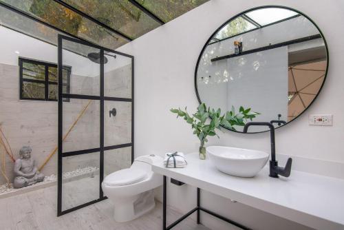 派帕TERRA LUNA GLAMPING的一间带水槽和镜子的浴室