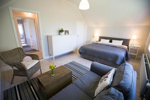 Kungsberga丽拉索加登旅馆的客厅配有床和沙发