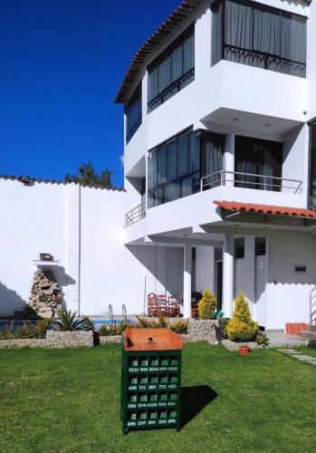安达韦拉斯Villa blanca的前面有标志的白色建筑