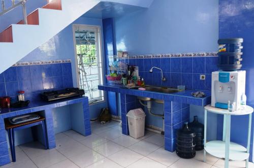 北干巴鲁肯纳利住宅旅馆的蓝色的厨房设有水槽和冰箱