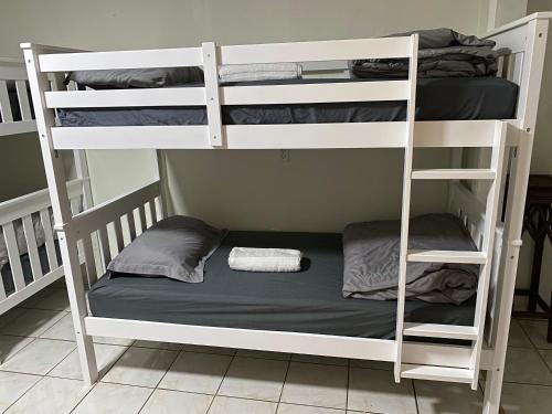 迈阿密Single Size TOP Bunk Bed - Mixed Shared ROOM的相册照片