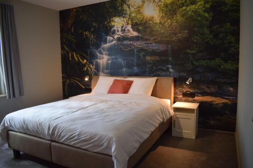 波佩林赫Hoppegenot的一间卧室配有一张壁画大床