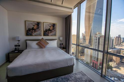 科威特Swiss-Belinn Sharq, Kuwait的一间卧室设有一张大床和一个大窗户