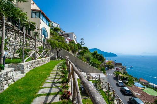 阿马尔菲Villa Foglia Amalfi的享有山丘、道路和大海的景色