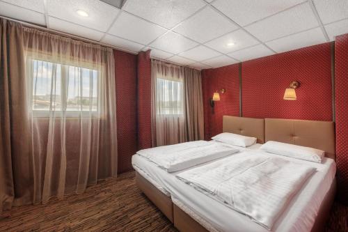 布达佩斯格兰德朱尔斯 - 船屋的一间卧室设有一张大床和一个窗户。