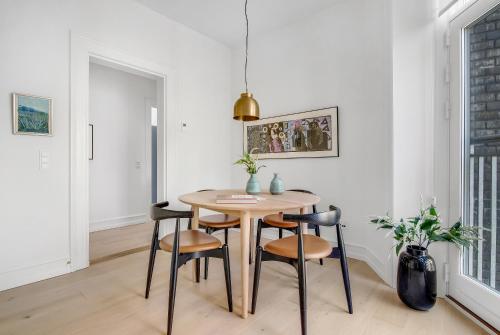 哥本哈根City Square Hotel Apartments的一间带桌子和四把椅子的用餐室
