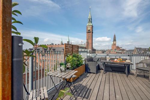 哥本哈根City Square Hotel Apartments的市景阳台配有桌子