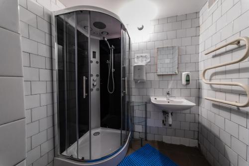 里加LAKE HOUSE的带淋浴和盥洗盆的浴室