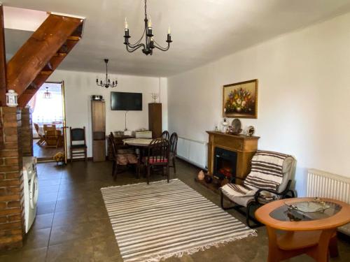 兰卡Casa Daria Ranca的客厅设有壁炉、桌子和椅子
