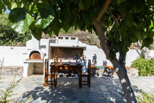 爱琴娜岛Villa Euphoria Studio in Aegina, A' Marathonas Bay的配有桌子和桌椅的比萨饼烤箱