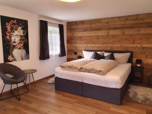 迈尔霍芬LANDHAUS DORNAU Apartments的一间卧室配有一张木墙床