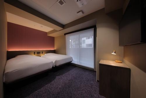 Hotel SUI Kobe Sannomiya by ABEST客房内的一张或多张床位