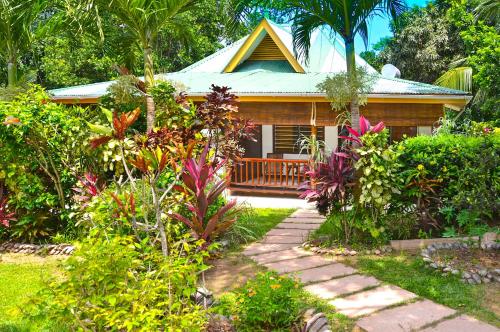 拉迪格岛杜罗谢椰树旅馆的一座带花园的房子和通往花园的路径