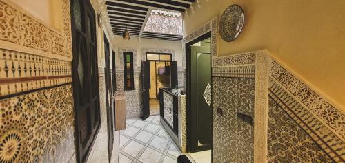 马拉喀什Be Nomad的房屋的走廊,有瓷砖墙