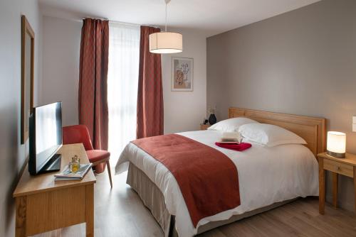 维特里勒弗朗索瓦DOMITYS LA SALAMANDRE的酒店客房,配有床和电视
