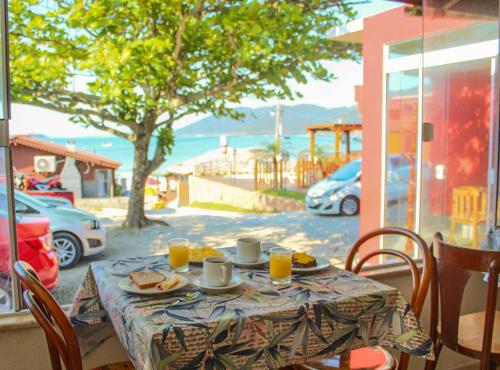 Pousada Estrelas no Mar Florianópolis餐厅或其他用餐的地方