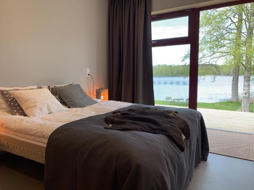 RolfstorpÅkulla Outdoor Resort的一间卧室设有一张大床和大窗户