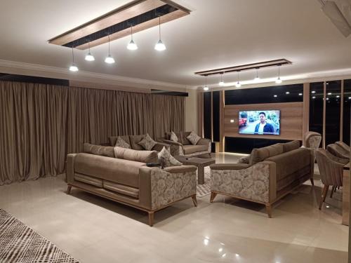 开罗Sheraton Ocean 704 - Private apartments的带沙发和平面电视的客厅