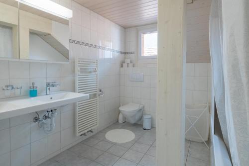 因特拉肯Mohn的白色的浴室设有水槽和卫生间。