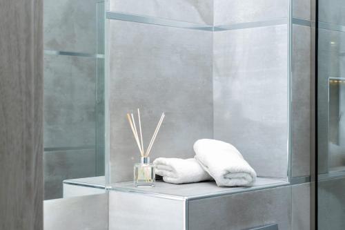 奥林匹亚基·阿克蒂Casa Di Mare II的一间带两条毛巾的架子浴室