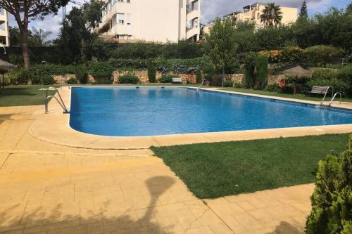Ático con terraza abierta/Open terrace apartment内部或周边的泳池