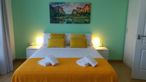 圣地亚哥－德孔波斯特拉Pensión Mar Azul的一间卧室配有一张带两个白色枕头的床