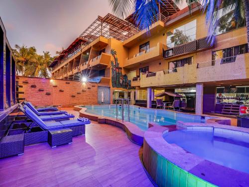 卡兰古特Grandeur De Sanchi- Luxury Beach Resort & Spa的一座大型游泳池,位于酒店大楼内
