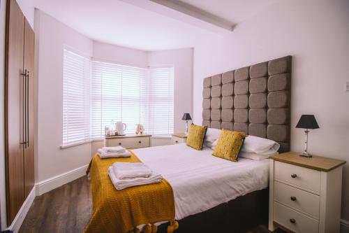 巴里Haven House Rooms, Barry的一间卧室设有一张大床和一个窗户。