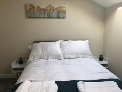 奥克姆Springfield的一间卧室配有带白色床单和枕头的床。