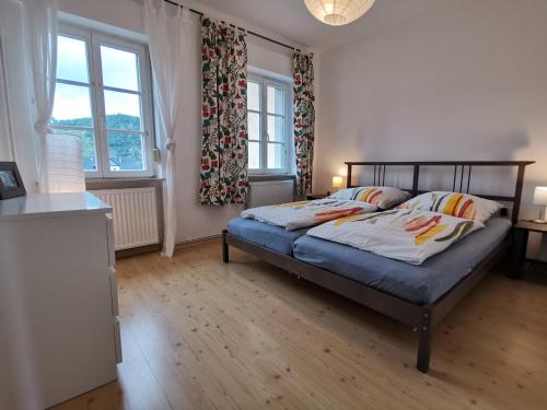 平德里希Ferienhaus Lenz的一间卧室设有一张床和两个窗户。