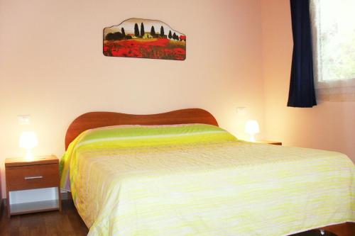 阿尔塔维拉维琴蒂纳Alle Vallesse的一间卧室配有床和2个床头柜